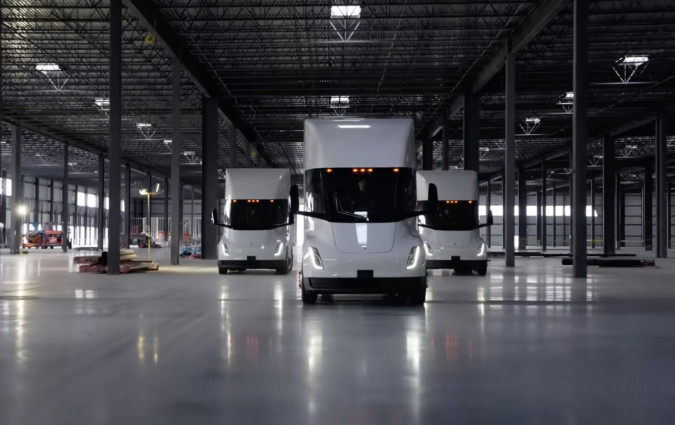 Το Tesla Semi θα ήθελε να αλλάξει τους κανόνες του παιχνιδιού στις εμπορευματικές μεταφορές μεγάλων αποστάσεων. Tesla Semi