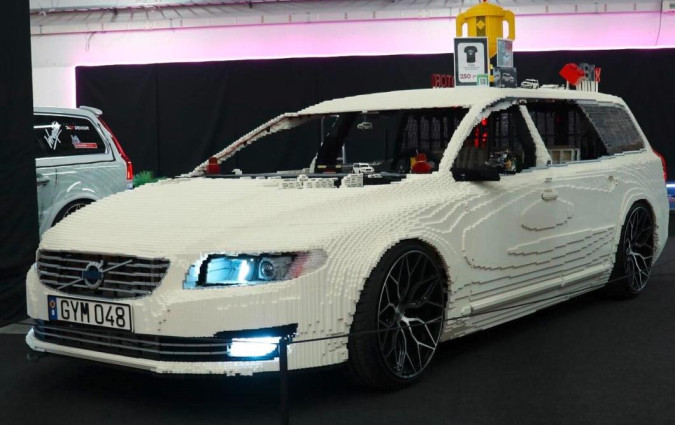 Το πλαστικό Volvo V70 χρειάστηκε πάνω από τρία χρόνια για να ολοκληρωθεί. Photo credit @ David Gustafsson Volvo V70