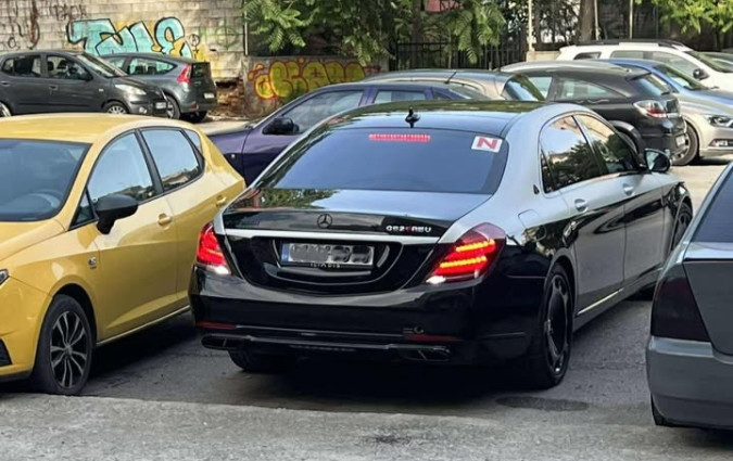 Καταρχάς, να συγχαρούμε τον ακομπλεξάριστο νέο-νέα, που δεν ντράπηκε να βάλει το «αυτοκόλλητο της ντροπής» σε ένα τόσο ακριβό μοντέλο. Mercedes-Maybach