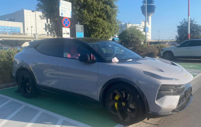 Το να παρκάρει κάποιος σε θέση φόρτισης είναι σα να παρκάρει μπροστά από τη μάνικα στο πρατήριο βενζίνης. Lotus Eletre