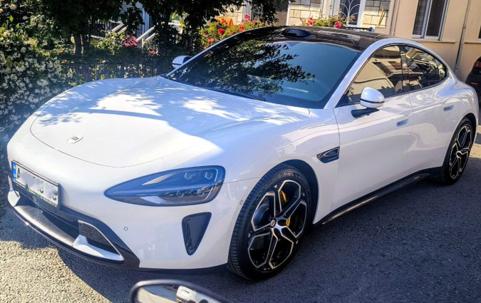 Ποιο είναι το τελευταίο μέρος που θα περίμενες να δεις ένα Xiaomi SU7; Φορώντας μάλιστα πινακίδες από την εμπόλεμη Ουκρανία; Xiaomi SU7