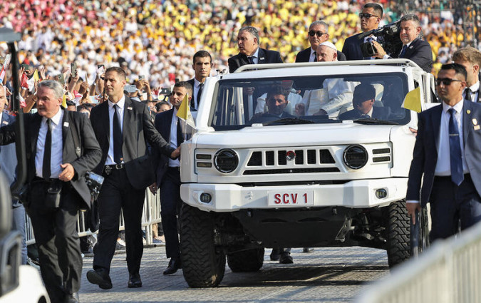 Ρίχνουμε μια ματιά στα πιο ξεχωριστά παπικά αυτοκίνητα που κυκλοφόρησαν ποτέ. Μοντέλα που δεν τα βλέπεις εύκολα στον δρόμο, πόσο μάλλον να μεταφέρουν τον Πάπα. Popemobile