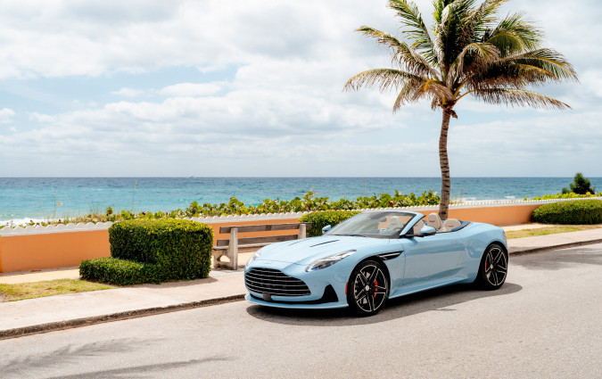Η βασική Aston Martin DB12 Volante από την οποία προήλθε, κοστίζει σχεδόν 250 χιλιάρικα. Οπότε, βάλτε με τον νου σας... Aston Martin DB12 Palm Beach