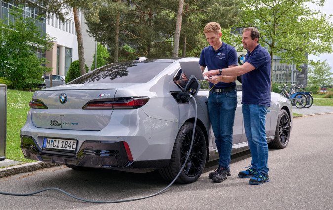 H Mercedes-Benz επίσης έχει ξεκινήσει δοκιμές με μπαταρίες στερεάς κατάστασης, εντείνοντας τον ανταγωνισμό με την BMW. BMW i7