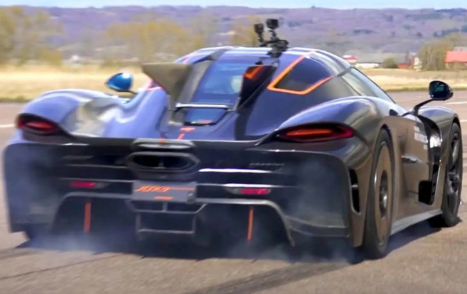 Με 1.600 ίππους όταν καίει Ε85 και βάρος στα 1.420 kg, κανένα μοντέλο παραγωγής δεν μπορεί να το κοιτάξει στα μάτια όταν βρει πρόσφυση. Koenigsegg Jesko