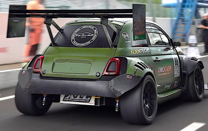 Μικρό στο μάτι, αλλά άκρως αποτελεσματικό. Ακόμα και σε γρήγορες πίστες. Abarth 500