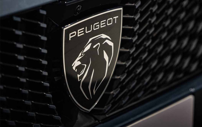 Η οικογένεια Peugeot διατηρεί ιστορικούς δεσμούς με την αυτοκινητοβιομηχανία του Sochaux, οι τρέχουσες συνθήκες όμως, την οδηγούν σε επανεξέταση της θέσης της μέσα στον Όμιλο Stellantis. Peugeot