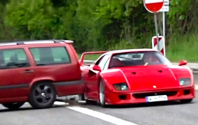 Περίμενες ότι τα συνθετικά υλικά της Ιταλίδας θα προξενούσαν τόσο μεγάλη ζημιά στον Σουηδό; Ferrari F40