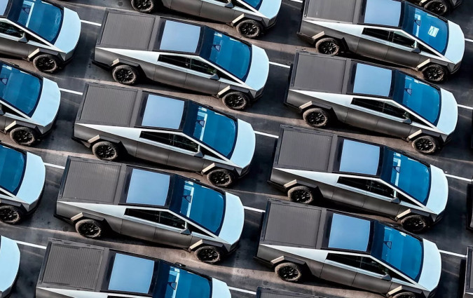 Τα τεράστια αποθέματα του Tesla Cybertruck θα έπρεπε λογικά να οδηγήσουν σε διακοπή της παραγωγής του. Όμως η Tesla δεν είναι «κανονικός» κατασκευαστής. Tesla Cybertruck