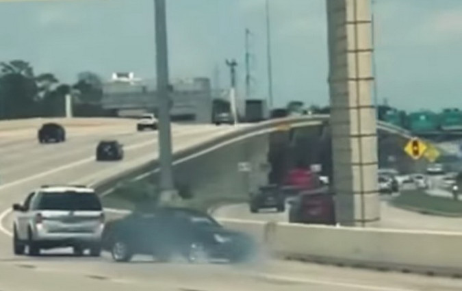Η οδηγός του SUV-ρυμουλκού φαινόταν να διασκεδάζει με την όλη κατάσταση! Ρυμούλκηση