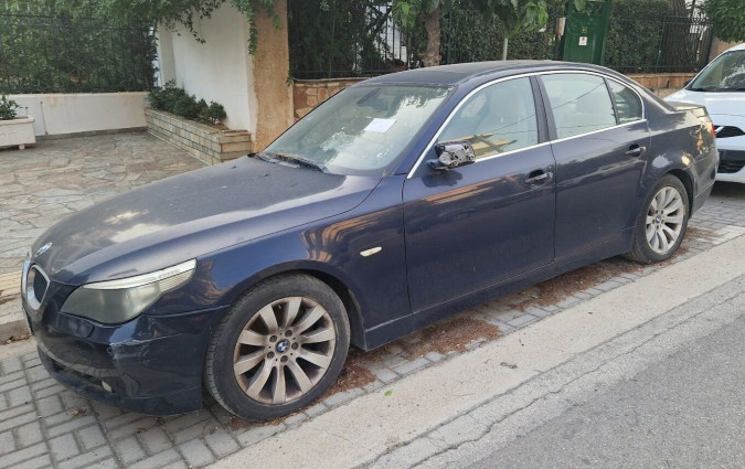 BMW 530i, αγοράστηκε σε περίοδο οικονομικής ευμάρειας, πριν τα τέλη κυκλοφορίας και ο φόρος πολυτελείας αποδειχθούν ασφυκτικά, με χαμηλό κόστος βενζίνης. BMW 530i