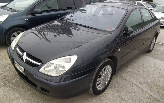 Τι να κάνεις το αρχοντικό πάτημα αν η καρότσα σέρνεται από θέμα επιδόσεων; Α όχι, η σωστή C5 έχει κυβικά, ροπές και ωραίο ήχο από τον V6. Citroën C5