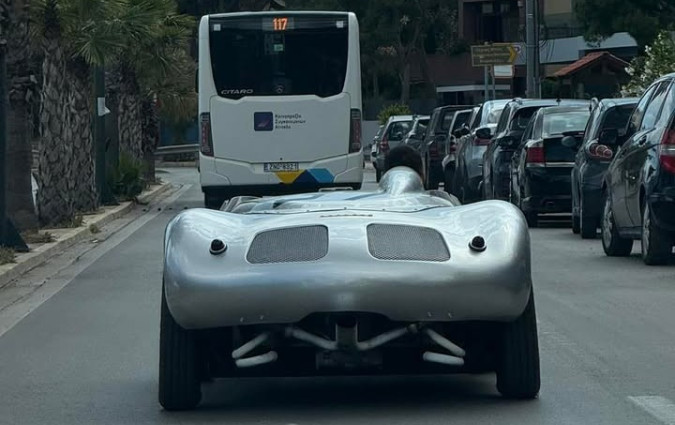 Όλα τα παραπάνω αναβίωσαν μπροστά στα μάτια μας, όταν πετύχαμε μια RSK Spyder να βολτάρει αμέριμνη στη Βάρκιζα. RSK Spyder