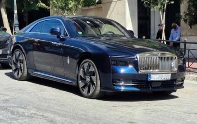 Λίγα σημασία έχουν όλα αυτά όταν αντικρίζεις από κοντά μια Spectre και μάλιστα σε γνώριμα λημέρια, στο Κολωνάκι της Αθήνας. Rolls-Royce Spectre