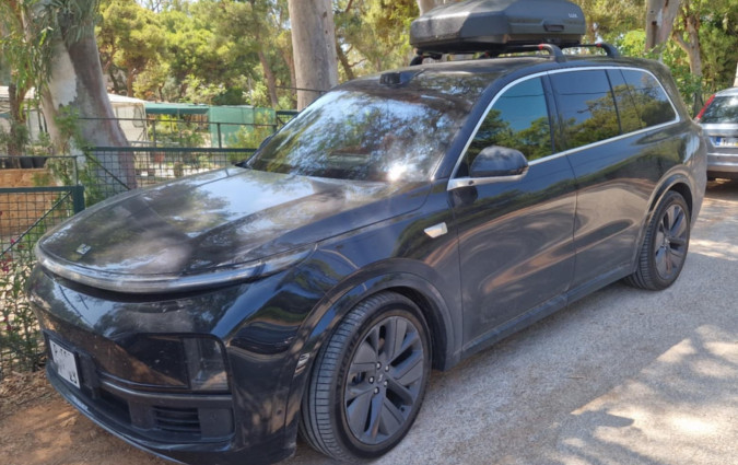 Ένα πελώριο SUV πάνω από 5,2 μέτρα προκάλεσε αίσθηση στο Καβούρι. Με την μπαγκαζιέρα στην οροφή να το καθιστά ακόμα πιο επιβλητικό. SUV