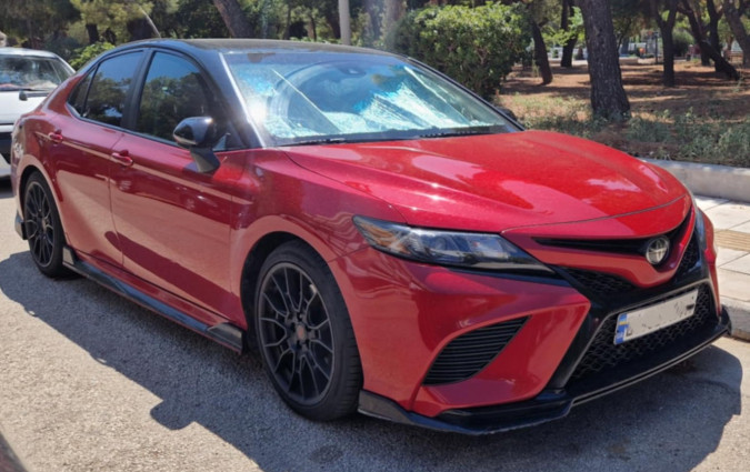 Κάτω από το καπό, το Camry TRD φορά ατμοσφαιρικό V6 3.5 lt, ο οποίος αποδίδει 301 ίππους και 362 Nm, σε συνδυασμό με 8τάχυτο αυτόματο κιβώτιο με paddles στο τιμόνι. Toyota Camry