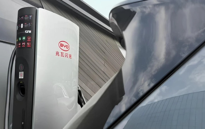 Έτσι, η BYD αποφάσισε ότι αντί για 4.000 Megawatt Flash Chargers, θα φτιάξει 15.000, ώστε να πλημμυρίσει όλη την Κίνα. BYD