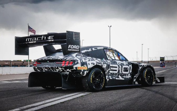 Η συμμετοχή του Μπλε Οβάλ στο Pikes Peak με τη Ford Super Mustang Mach-E αποτελεί μέρος της στρατηγικής του να επιδείξει τις δυνατότητες των ηλεκτρικών μοντέλων του σε ακραίες συνθήκες. Ford Super Mustang Mach-E