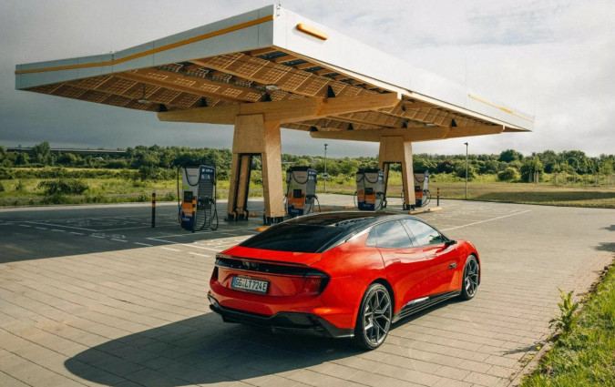 Ήταν στραβό το κλήμα, οι πλούσιοι δεν αγοράζουν ηλεκτρικά. Το ’φαγε κι ο γάιδαρος, ο Trump και οι δασμοί του ντε. Lotus