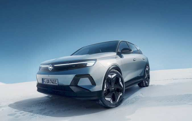 Το Opel Grandland Electric AWD αποδίδει συνολικά 325 άλογα και διαθέτει 4 διαφορετικές ρυθμίσεις οδήγησης με προτεραιότητα το κράτημα σε ολισθηρές επιφάνειες  Opel Grandland Electric AWD