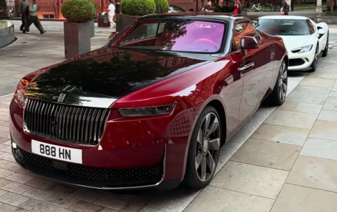 Λογικό δεν είναι; Αφού ξεφραγκιάστηκε για να την αποκτήσει, πού να του περισσέψουν χρήματα για πάρκινγκ; Rolls-Royce