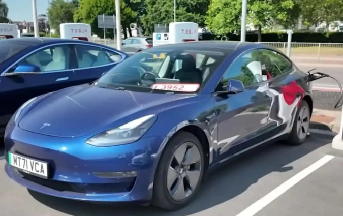 Και τα δύο αυτοκίνητα κατανάλωσαν ακριβώς το 65% της μπαταρίας τους. Model 3