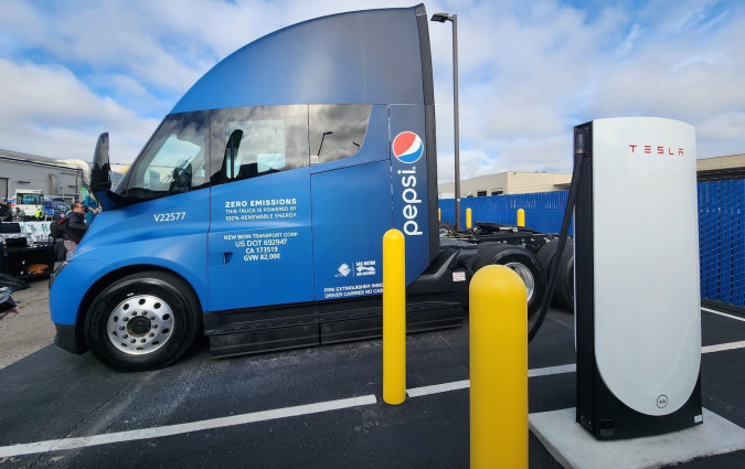 Το Tesla Semi θα κληθεί να αντιμετωπίσει σκληρό ανταγωνισμό, καθώς η Volvo, η Mercedes και η Renault έχουν ήδη καθιερωθεί στον τομέα των βαρέων ηλεκτρικών φορτηγών. Tesla Semi