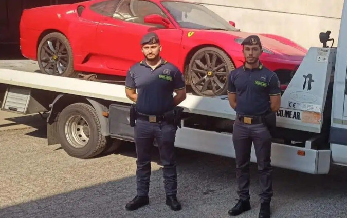 Εμ, δεν του έφτανε που είχε φτιάξει μια φτυστή F430, την είχε φορτώσει και με γνήσια ή τουλάχιστον αληθοφανή σήματα. Ferrari F430
