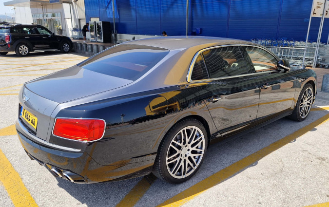 Έτσι, μια Flying Spur II με ολλανδικές πινακίδες αψήφησε κάθε κανόνα σωστής συμπεριφοράς. Flying Spur