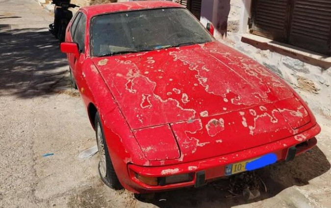 Οι πουρίστες τής γύρισαν την πλάτη, τουλάχιστον στην αρχή. Λες για αυτό να έχει αφεθεί να σαπίσει στην Ερμούπολη της Σύρου; Porsche 924