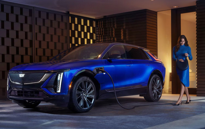 Η Cadillac ποντάρει όλα τα λεφτά της στα ηλεκτρικά, αλλά και δηλώνει έτοιμη να προσαρμοστεί στις εξελίξεις της αγοράς Cadillac Lyriq