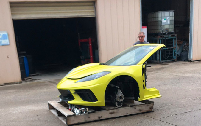 Αυτοκίνητα-όνειρα όπως αυτή η Chevrolet Corvette, παρά την αψεγάδιαστη κατάστασή τους, οδηγούνται αμέσως στην καταστροφή. Chevrolet Corvette C8