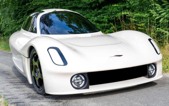 Υπόσχεται ότι θα καταναλώνει μόλις 4 kWh στα 100 km. Οπότε μια μικρή, ελαφριά και φθηνή μπαταρία θα χαρίζει χορταστική αυτονομία. FacteurDix Line