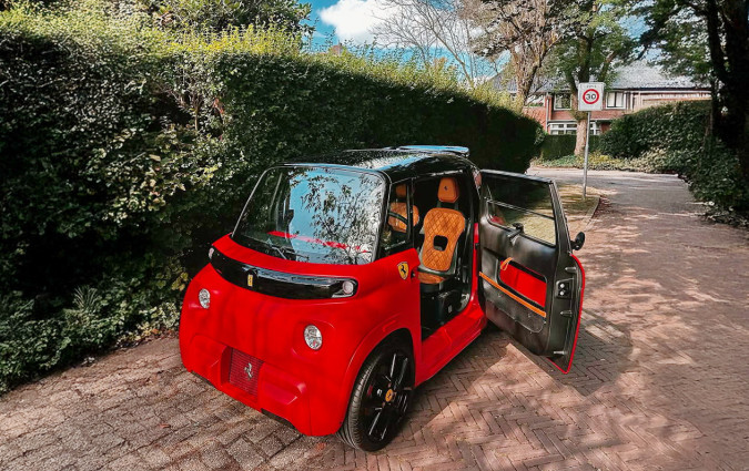 Η «Ferrari‑Ami» του Senna Gian‑Luca είναι ένα εντυπωσιακό και έξυπνο δημιουργικό εγχείρημα, που όμως κινδυνεύει -όσο εντυπωσιακό κι αν είναι– με νομικές κυρώσεις. Citroën Ami
