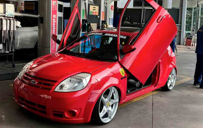 Η Karrari δεν έχει τη δύναμη ή τον ήχο μιας πραγματικής Ferrari, αλλά αναμφισβήτητα έχει τον ενθουσιασμό -και την προσοχή του διαδικτύου Ford Ka