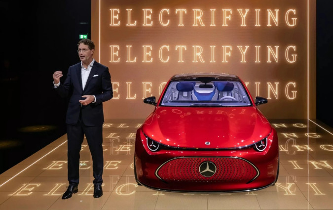 Οι Γερμανοί το παίζουν σε πολλά ταμπλό -προσφέροντας πολλαπλές λύσεις- και η αγορά τούς ανταμείβει. Mercedes-Benz CLA