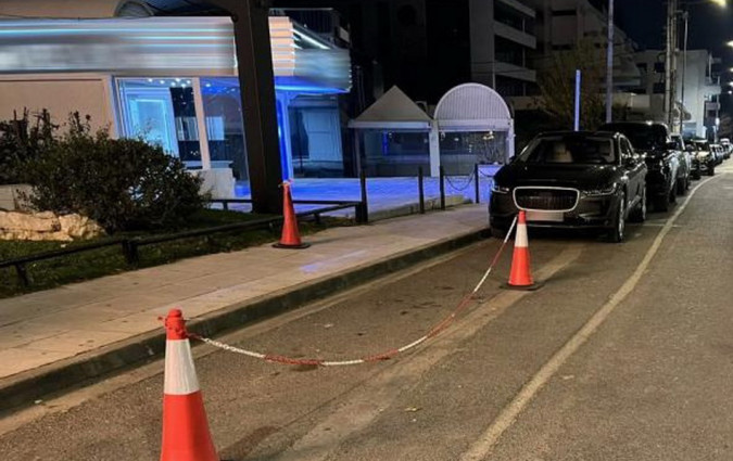 Η Αστυνομία σπάνια επεμβαίνει. Οι δημοτικές αρχές κάνουν τα στραβά μάτια. Κι έτσι, το φαινόμενο διαιωνίζεται. Οι παρκαδόροι όχι μόνο καταλαμβάνουν δημόσιο χώρο, αλλά λειτουργούν και ως ιδιωτική εξουσία σε γειτονιές-βιτρίνα. Παρκαδόροι