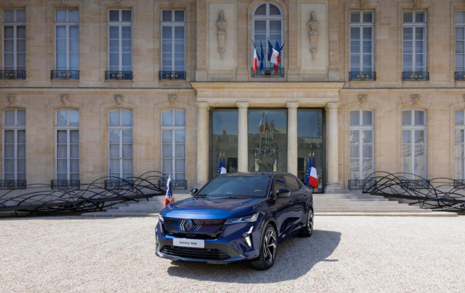 Το νέο Rafale Présidentiel προσφέρει μια ισχυρή εικόνα: Συνδυάζει την κορυφαία υβριδική τεχνολογία, την ασφάλεια, την επιμήκυνση και τον πλούτο επιφανειών με μάρμαρο, ξύλο, δέρμα και υψηλή λειτουργικότητα -δημιουργώντας ένα πραγματικό «κινητό γραφείο» για τον πρόεδρο της Γαλλίας. Photo © Yves FORESTIER/ALKAMA PHOTO Προεδρικό Renault Rafale