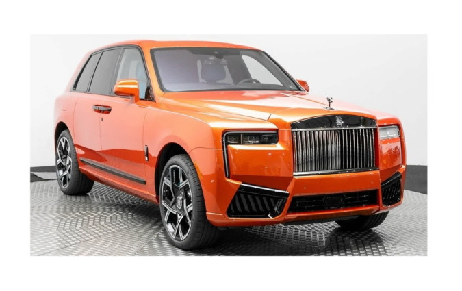 Το κόστος για μια τέτοια Rolls-Royce Cullinan, με πληθώρα επιλογών και την προκλητική αυτή εμφάνιση, μπορεί να αγγίξει ή και να ξεπεράσει τις 650.000 ευρώ. Rolls-Royce Cullinan