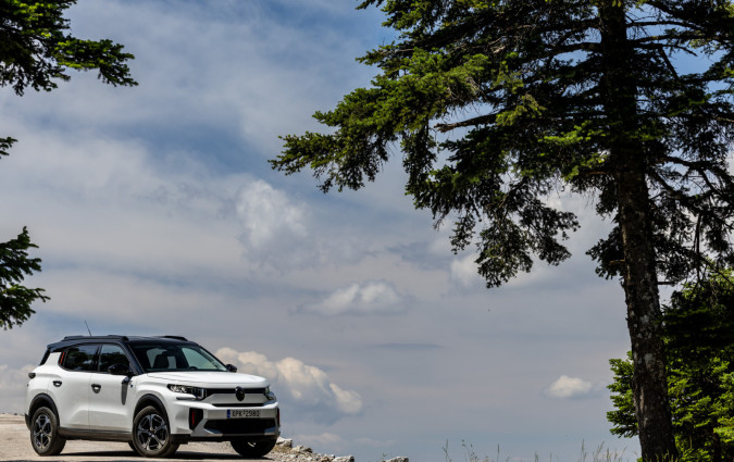 Εκτιμούμε ότι τη βασική έκδοση YOU του Citroën C3 Aircross με τη μεγάλη μπαταρία θα ξεκινά κάτω από τις 30 χιλιάδες -χωρίς επιδότηση και απόσυρση. Citroën ë-C3 Aircross