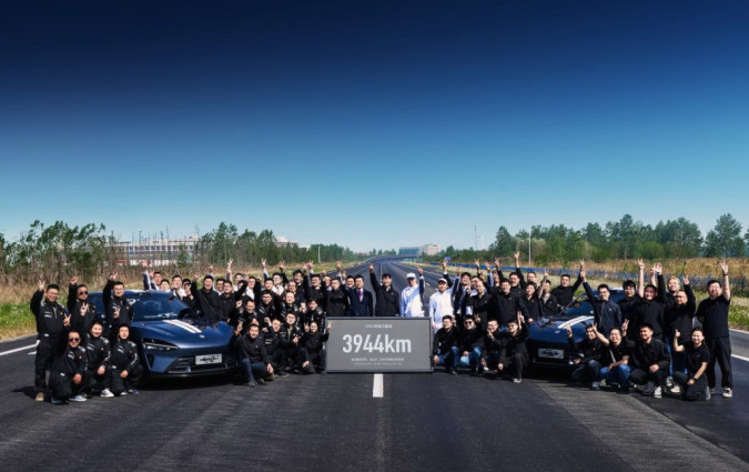 3.944 km σε μία μέρα, με μέση ταχύτητα 164,33 km/h (μαζί με τις στάσεις). Αν αφαιρέσεις τις στάσεις, η μέση ταχύτητα άγγιξε τα 204 km/h. Xiaomi YU7