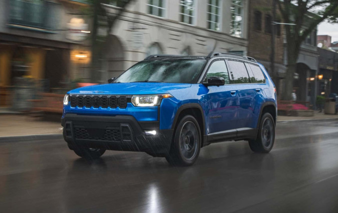 Οι πωλήσεις του νέου Jeep Cherokee θα ξεκινήσουν στην Αμερική προς τα τέλη του 2025. Με την Ευρώπη να παίρνει σειρά, πιθανότατα μέσα στο 2026 New Jeep Cherokee