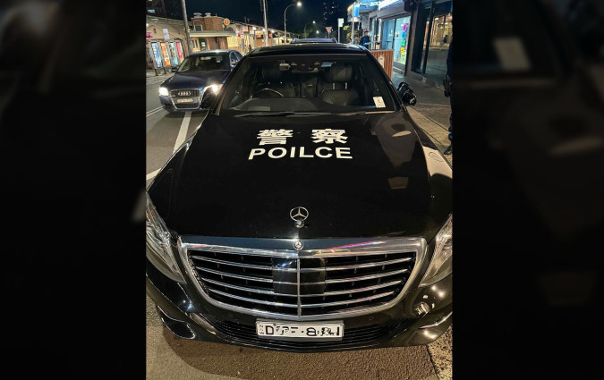 Οδηγός κυκλοφορούσε με Mercedes-Benz που έγραφε «POILCE» και κουβαλούσε όπλα και πυρομαχικά στο πορτμπαγκάζ, ισχυριζόμενος ότι πρόκειται για διπλωματικό όχημα -οι Αρχές δεν εντυπωσιάστηκαν. Και τον μπουζούριασαν! Αυστραλία