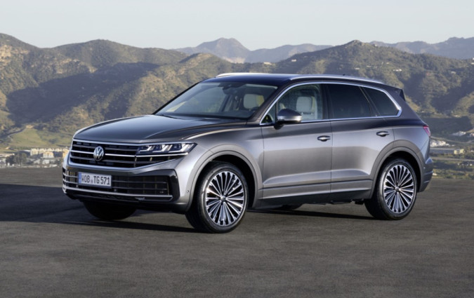 Η πρώτη γενιά ήταν «αδελφό» μοντέλο με την Porsche Cayenne. Η οποία βέβαια θα συνεχίσει να πωλείται. Volkswagen Touareg