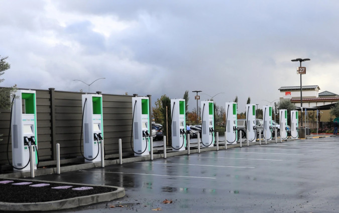 Η Γαλλία φιλοδοξεί μέσα στην επόμενη πενταετία να τριπλασιάσει τους φορτιστές φτάνοντας τα 7 εκατομμύρια σημεία EV Chargers- φορτιστές