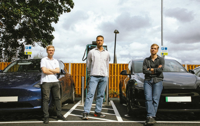 Ο πρώτος κόμβος της Hubber άνοιξε στο Forest Hill, στα νότια του Λονδίνου, με δώδεκα ταχυφορτιστές -μερικοί εκ των οποίων φτάνουν σε ισχύ τα 300 kW- και θα λειτουργεί από την εταιρεία RAW Charging. Hubber