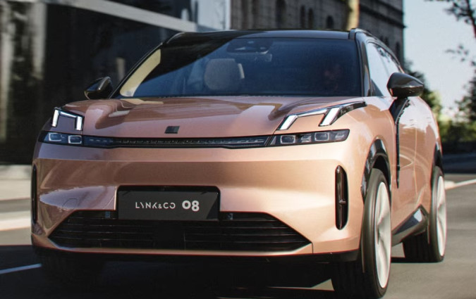 Το Lynk & Co 08 έρχεται στην ελληνική αγορά σε δύο επίπεδα εξοπλισμού: Core και More. Με την αρχική τιμή του να ορίζεται στις €52.490 Lynk & Co 08