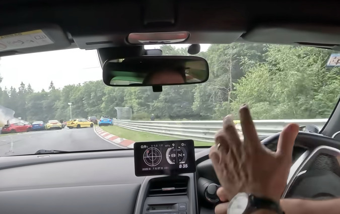 Το βίντεο έχει προκαλέσει σάλο στη διαδικτυακή κοινότητα των φίλων της πίστας, εγείροντας ερωτήματα για την επάρκεια του συστήματος ειδοποιήσεων στη Nordschleife Nürburgring