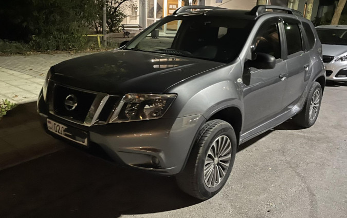 Φαντάζεσαι λοιπόν την έκπληξή μας όταν ένα αριστεροτίμονο Terrano εμφανίστηκε στη Θεσσαλονίκη. Με πινακίδες Αρμενίας. Dacia Duster