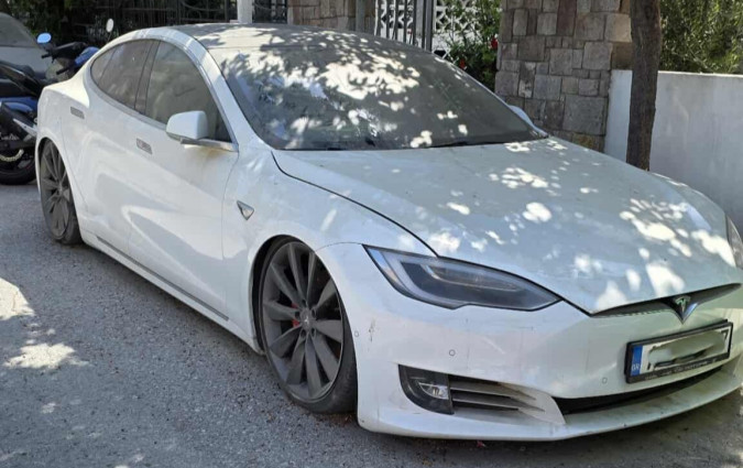 Και να τώρα που ένα Model S βρίσκεται εγκαταλελειμένο στην Κω. Model S